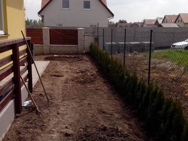 Příprava na pokládku trávníkového koberce a zavlažování