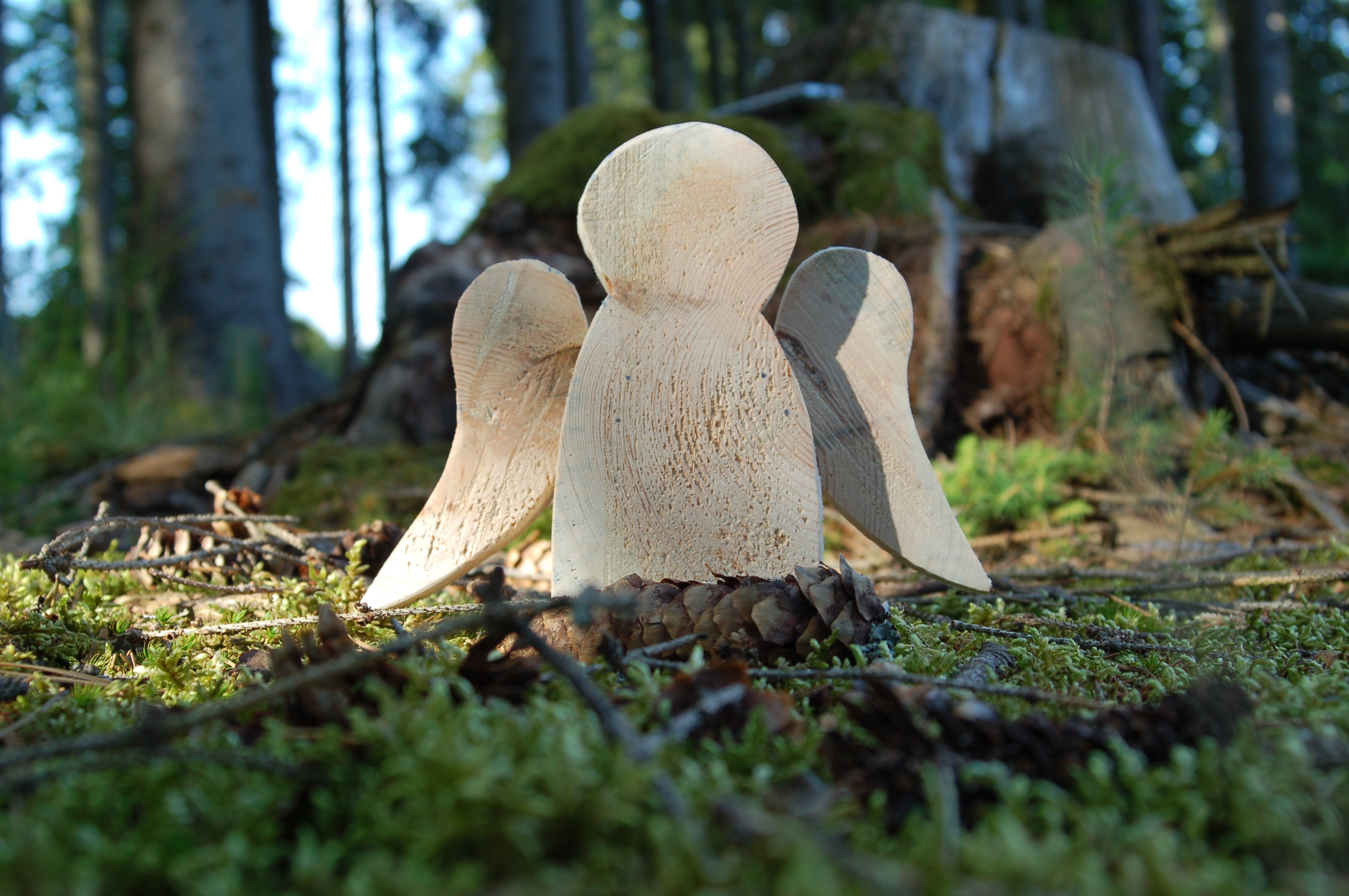 Dřevěný anděl 18 cm – přírodní