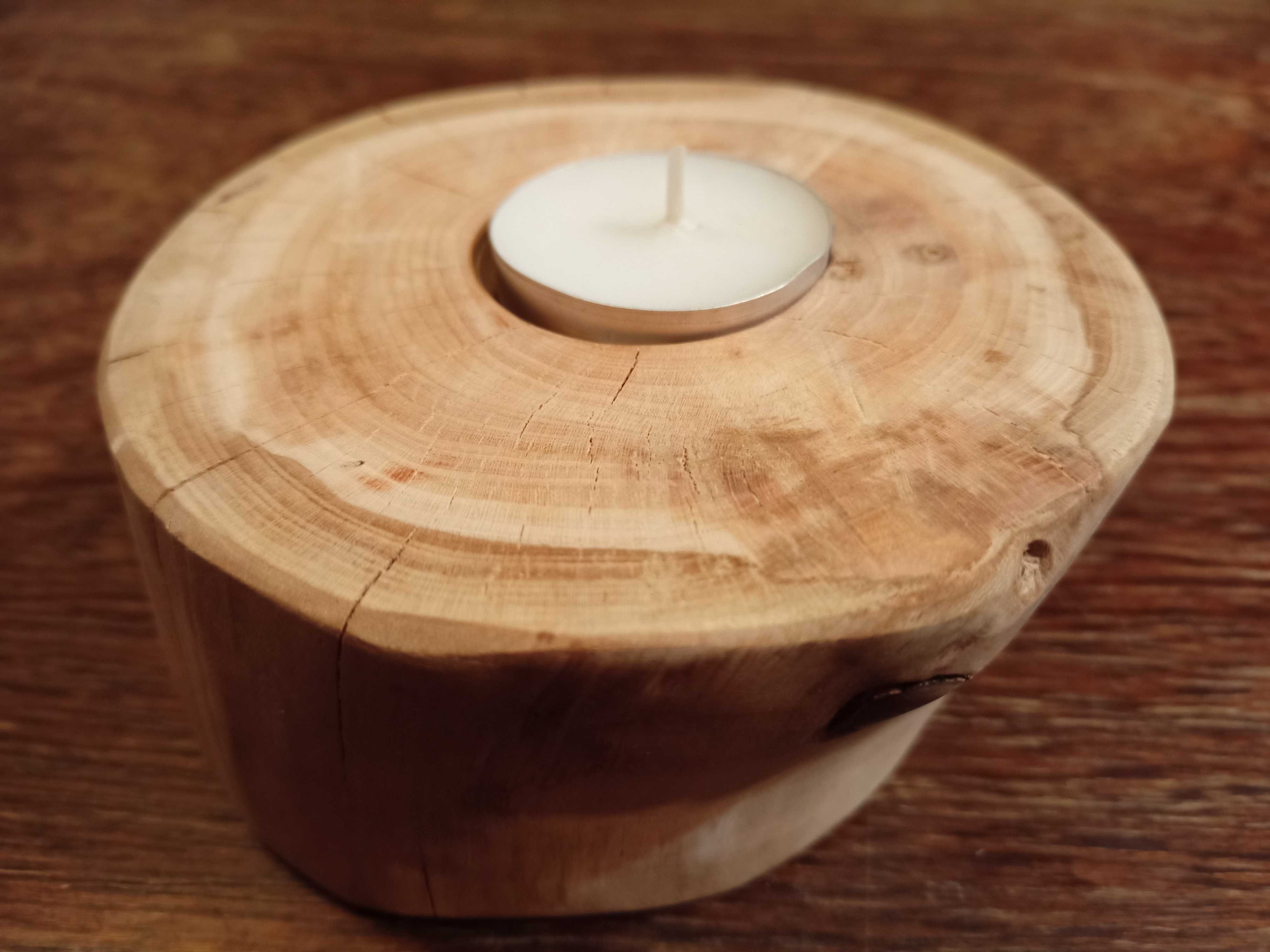 Dekorační svícen z třešňového dřeva téměř pravidelný tvar válec