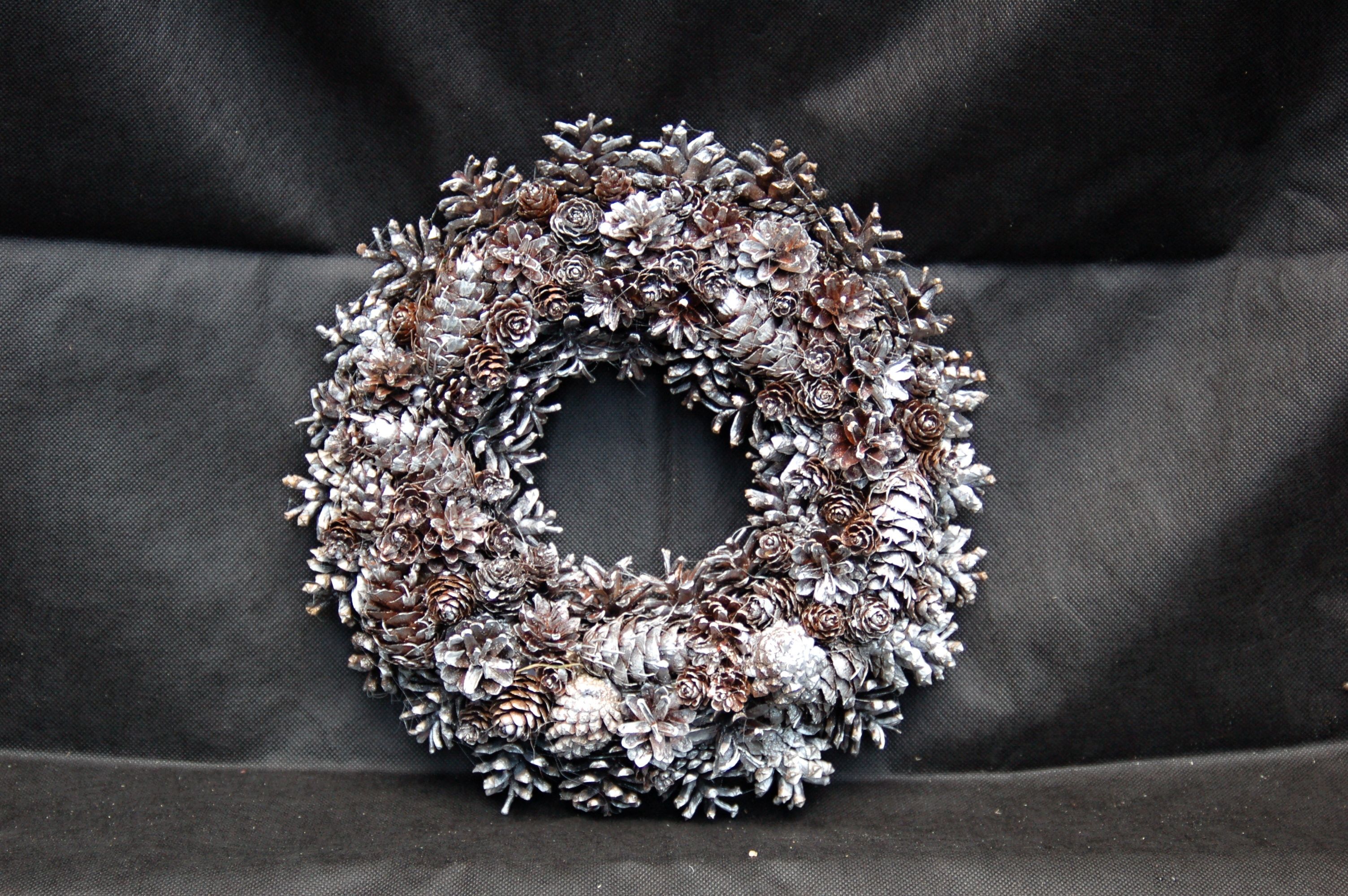 Věnec šiškový BÍLÝ 20/30cm,
