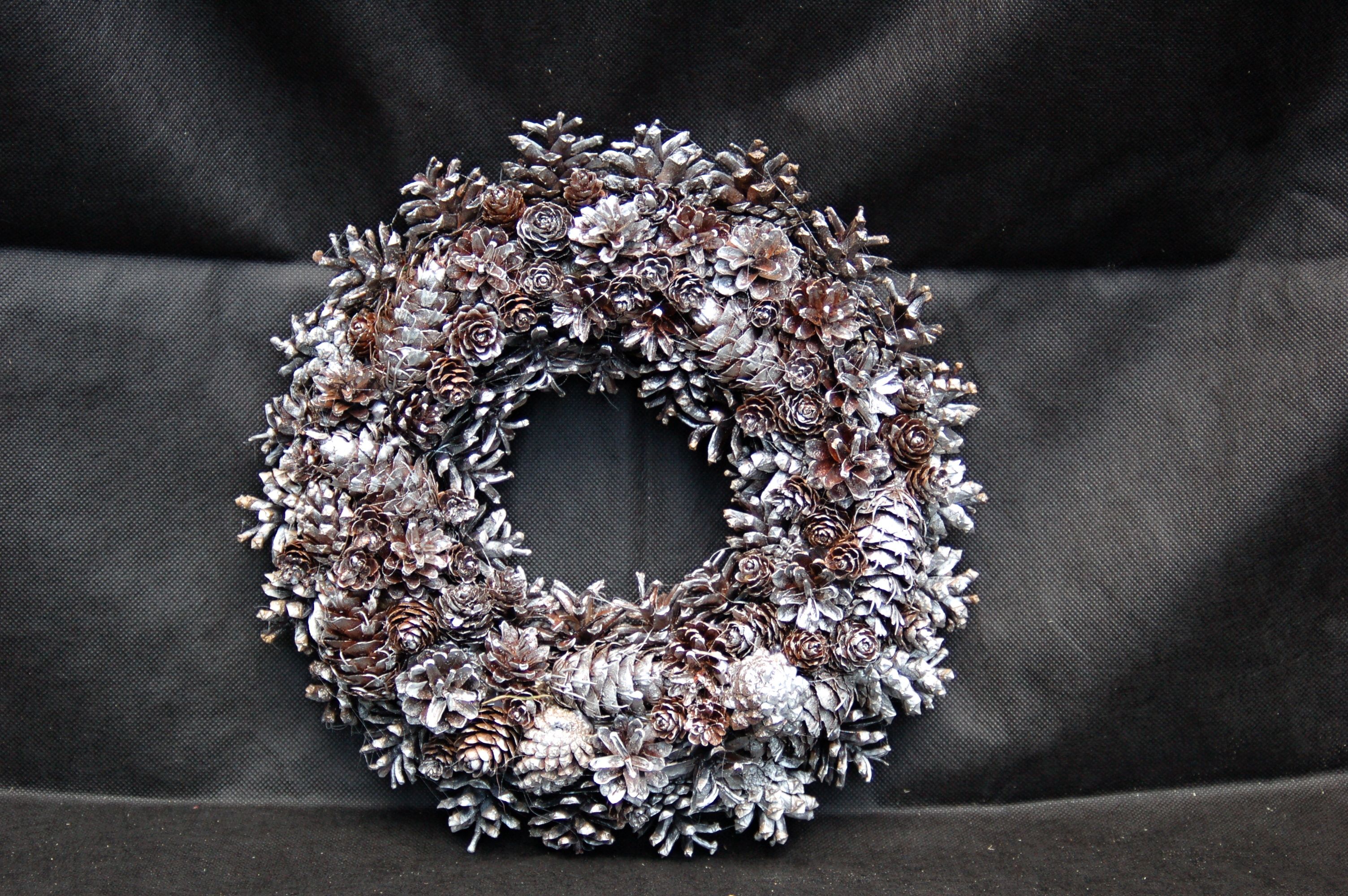 Věnec šiškový BÍLÝ 20/30cm,