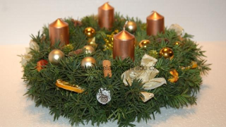 Adventní věnec zlatý se svíčkami